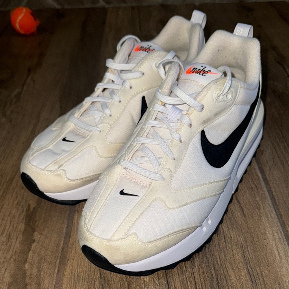 Nike Men's Cream and Black Sneakers